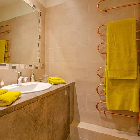 A L'ombre De La Cathedrale Apartment *