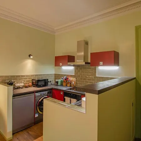 A L'ombre De La Cathedrale Apartment *
