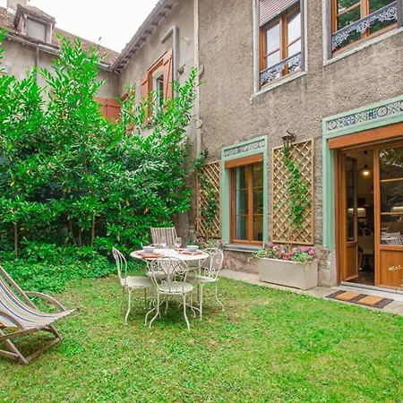 A L'ombre De La Cathedrale * Troyes