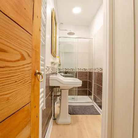 A L'ombre De La Cathedrale *